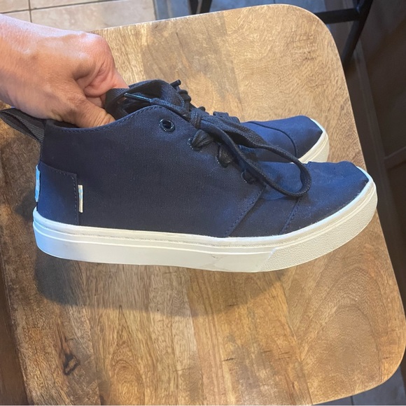 Toms navy lace up shoe, size 2 - Picture 2 of 5